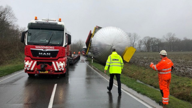 В Германии, в Нижней Саксонии уронили при перевозке большую непонятную штуку