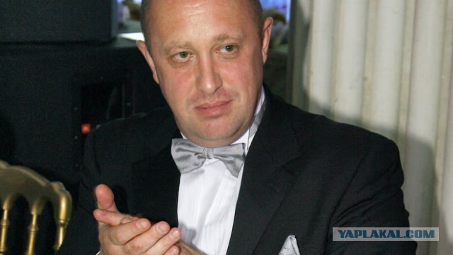 Трое неизвестных напали на Навального: обсыпали его мукой и облили молоком