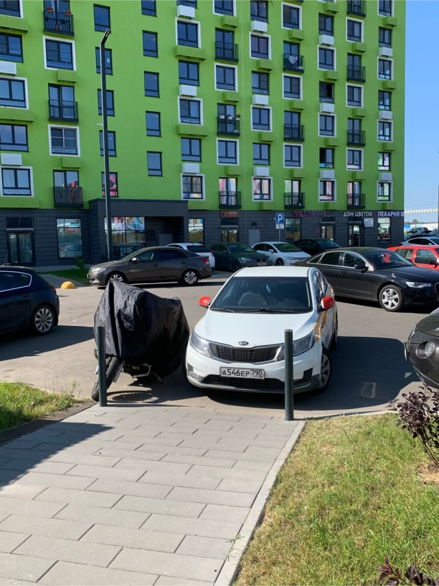 Небольшое наказание за парковку на тротуаре