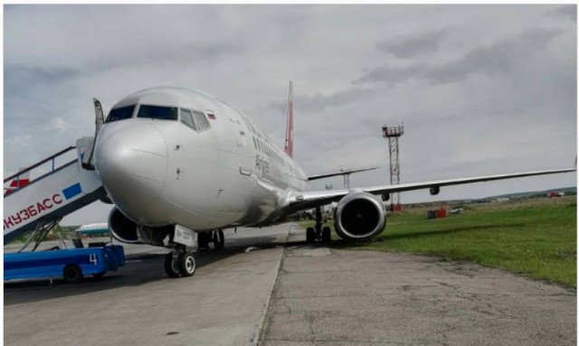В аэропорту Новокузнецка самолёт со 157 пассажирами выкатился за пределы взлётной полосы