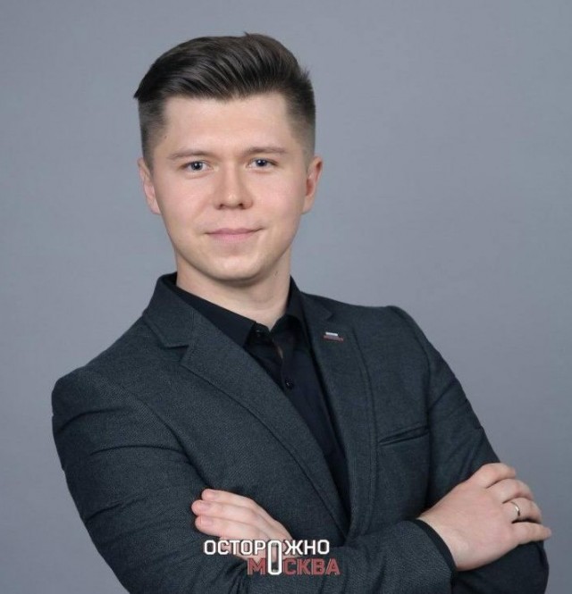 Руководитель молодежной политики из РАНХиГС пожаловался в УК из-за новогодних украшений на двери соседки