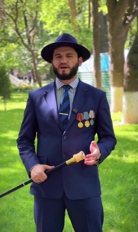 Блогер из Узбекистана сначала надел на себя советские медали а потом снял их и бросил на землю.