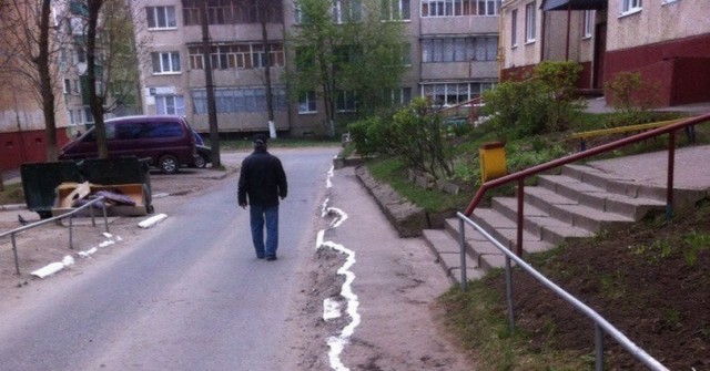 Зачем красят бордюры весной?
