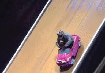 Неудавшийся трюк на детской машинке