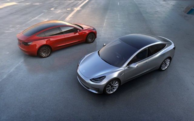 Элон Маск показал дизайн бюджетной Tesla Model 3 с панорамной крышей