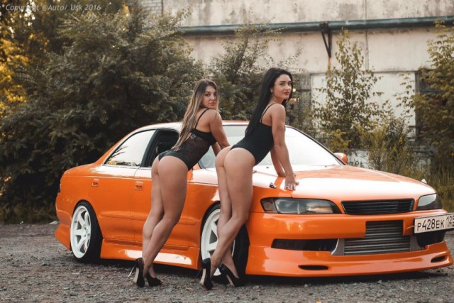 Красавицы и праворульные автомобили
