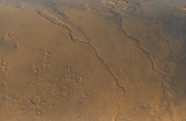 Один из величайших вулканов Марса задымил?!