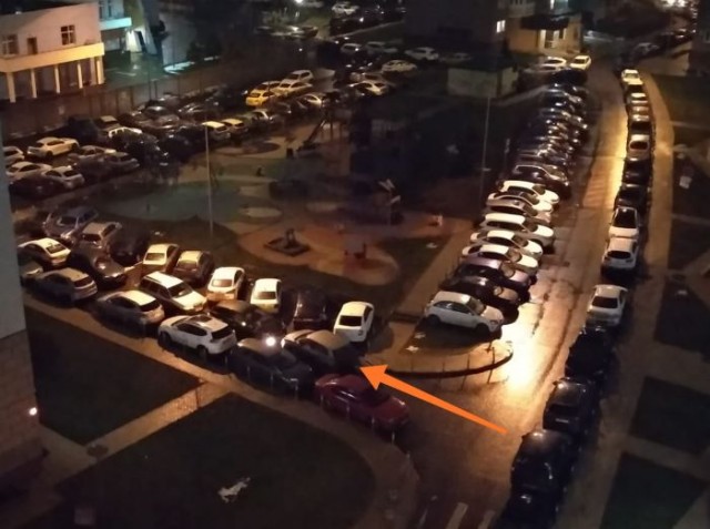 Пожарные убрали вручную "ведро", мешавшее им проехать на пожар в Солнечном городе в Петербурге