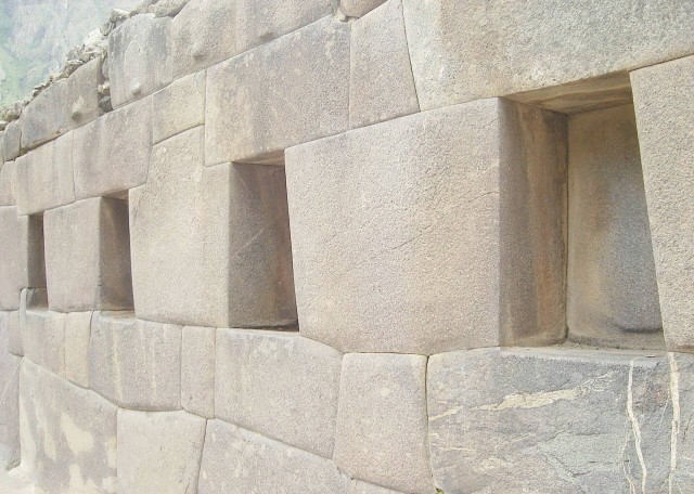 Одни уверены, что Египетские пирамиды построили инопланетяне, другие отрицают. Кто прав?