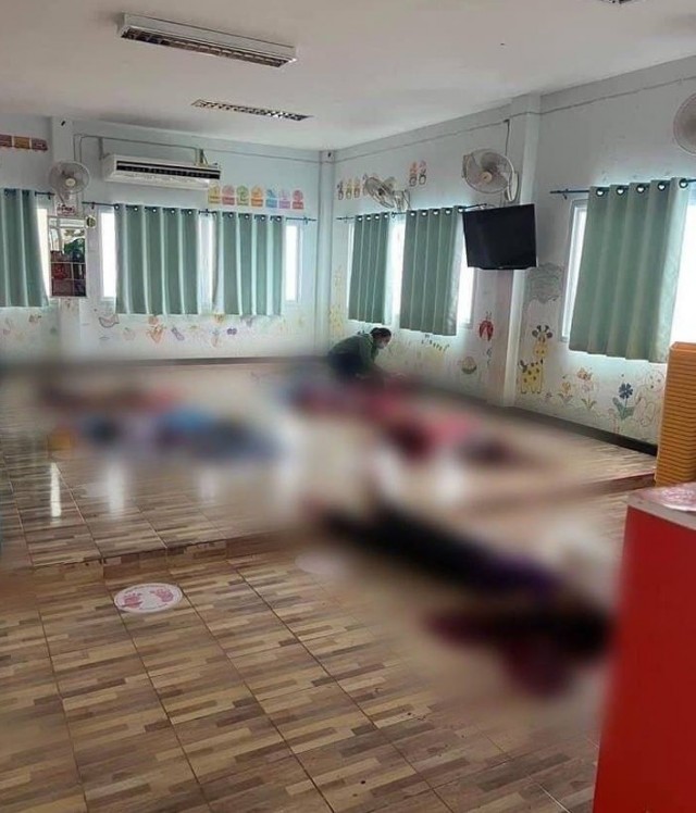 На северо-востоке Таиланда шизик открыл стрельбу в Центре развития детей. Более 30 человек погибли.
