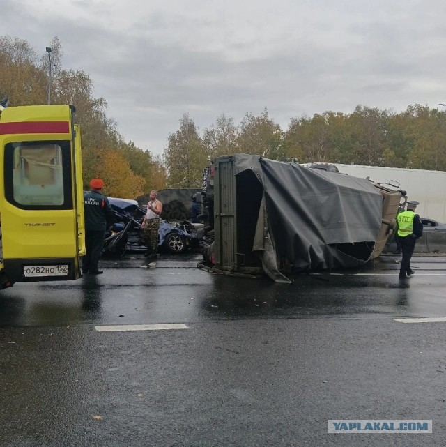В Нижнем Новгороде перевернулся грузовик с солдатами