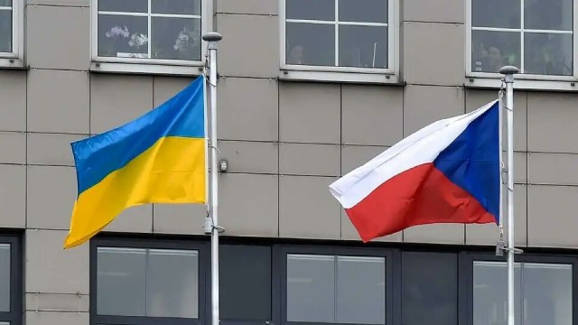 Чехи издеваются над украинскими детьми, включая гимн России и заявляя, что Киев проиграет