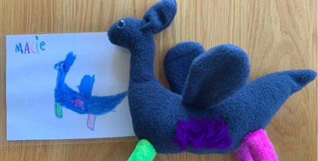 Учительница сшила игрушки детям по их же рисункам
