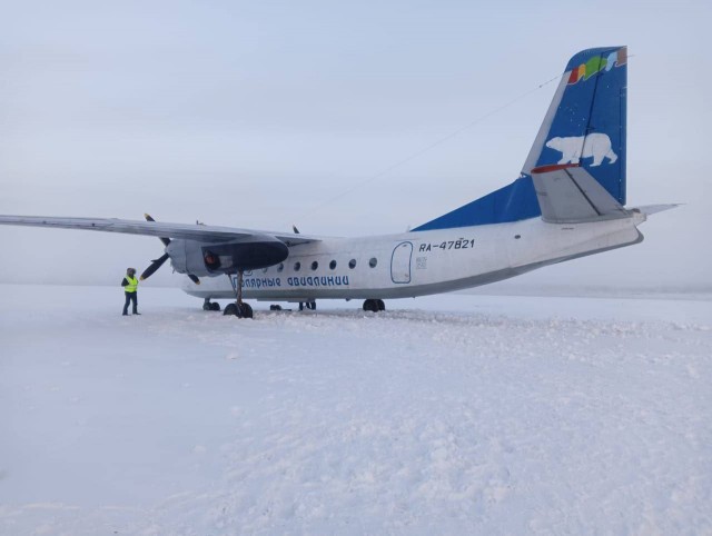 Пассажирский самолёт АН-2 сел на замерзшую реку в Якутии