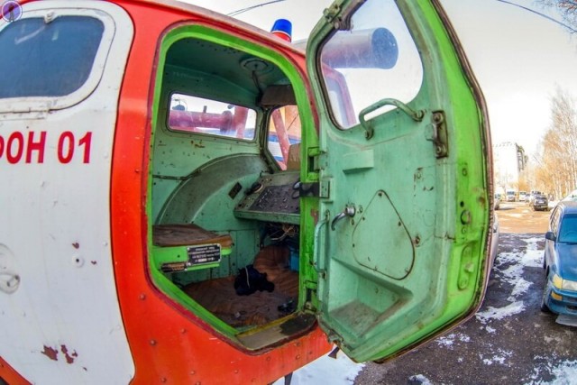 Почти ракетный комплекс МАЗ-7310 "Ураган". Аэродромная пожарная машина АА-60 посреди города