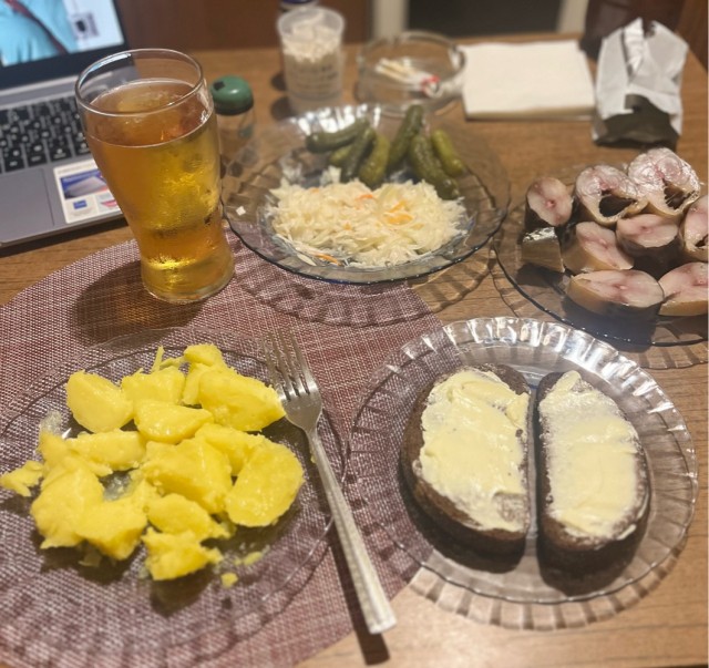 Малая, ты чего творишь-то?! Ужин не скоро