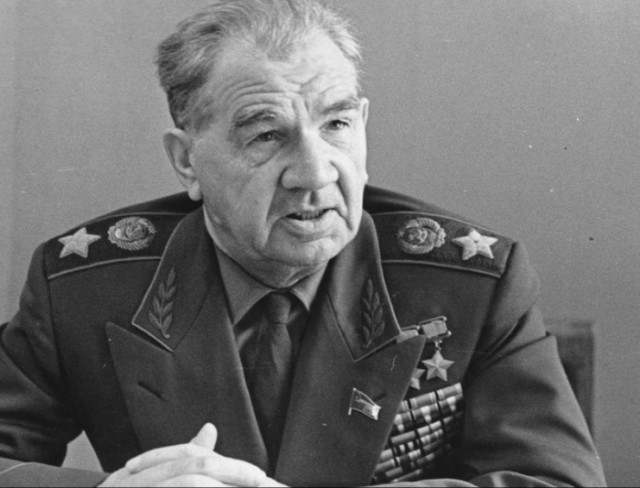 Герой Сталинграда маршал Василий Чуйков: малоизвестные штрихи к портрету полководца, который похоронен рядом со своими солдатами