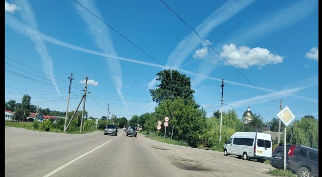 Это не дым из двигателя, это шлейф из водяного пара