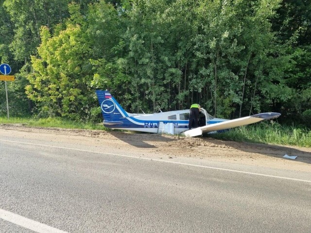 Легкомоторный самолет крайне жестко сел почти что на трассу рядом с Лыткарино.