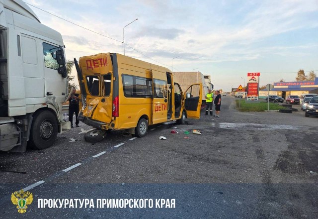 Автобус столкнулся с двумя большегрузами в Приморье. Пострадали шестеро детей.