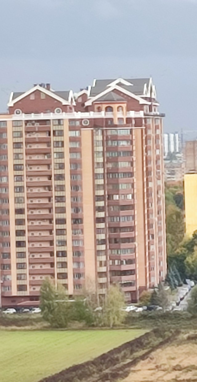 Вот интересно, это жилой дом на крыше? Или тех. этаж такой красивый.