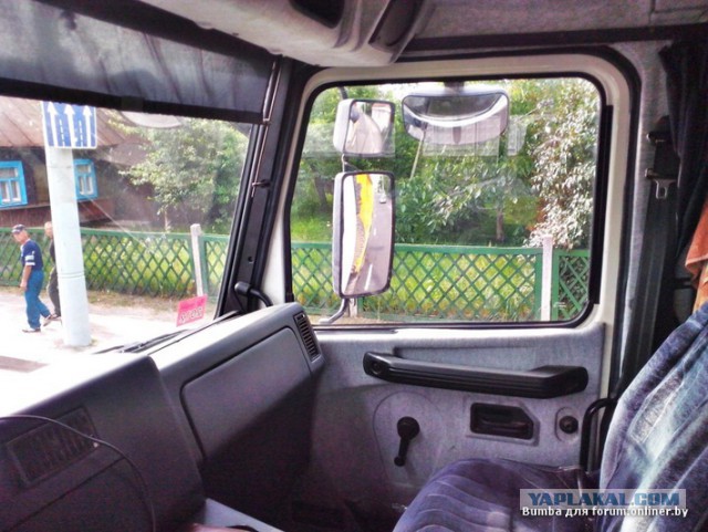 Фура оторвала бампер дураку и подрихтовала