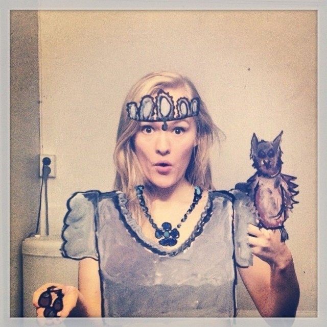 Девушка делает автопортреты, дорисовывая реальность на зеркале!