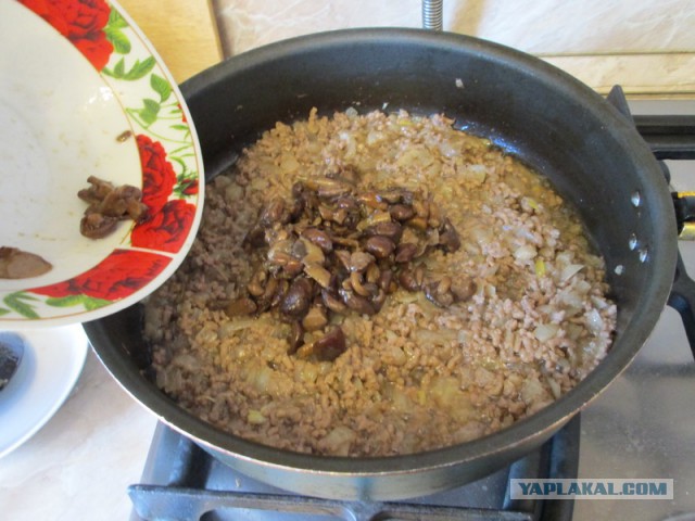 Картофельная запеканка с начинкой.