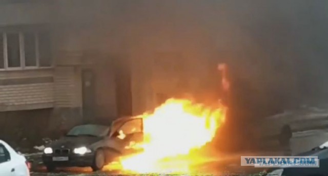 "Крутые парни не смотрят на взрывы": На видео попал горящий автомобиль из которого выскочил пьяный хозяин