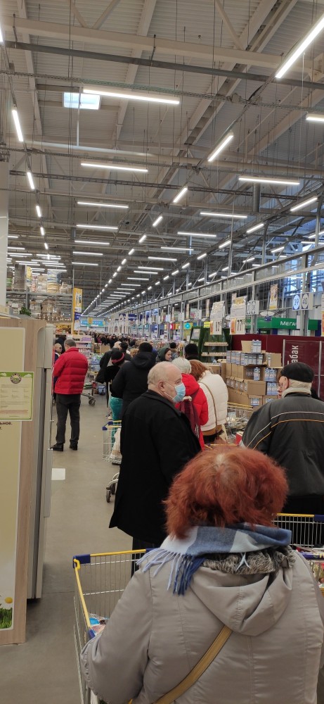 Путин призвал россиян не покупать продукты впрок