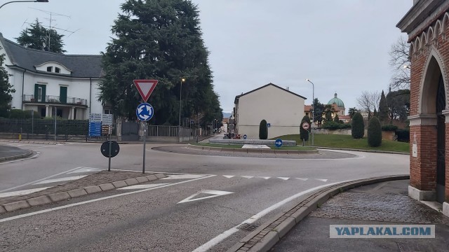 Давайте фото у кого какой вид из окна на оживленные улицы городов в настоящий момент