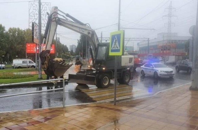 Девушка попала под экскаватор.