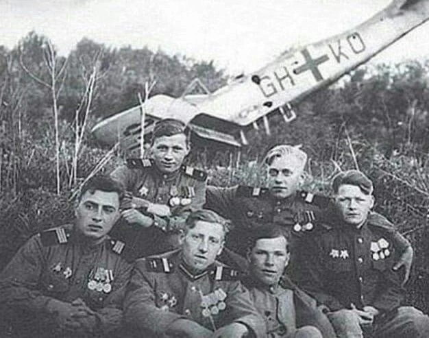 Правильное селфи на фоне иномарки.