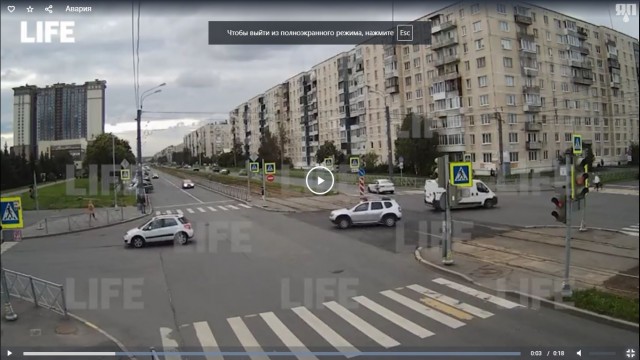 Пассажира выбросило на дорогу. Камеры сняли момент жёсткого ДТП в Петербурге