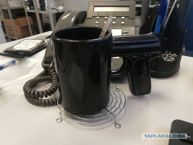 А из какой кружки вы пьёте на работе?