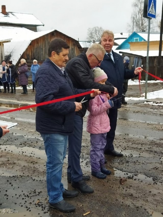 Позор дня: так выглядит дорога к отремонтированному мосту через реку Кичменьга в Вологодской области