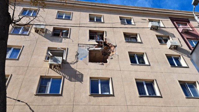 Удар по многоэтажке в Курске