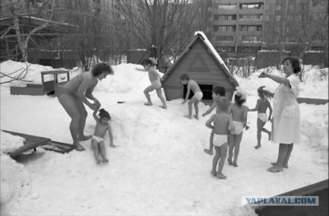 На родителей, гуляющих с босой девочкой в Москве, написали заявление в полицию