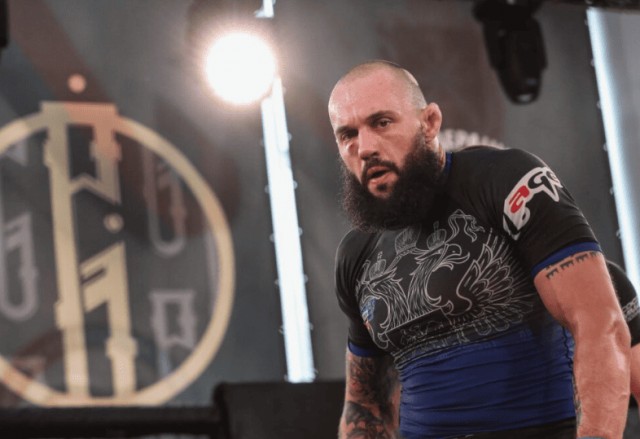 В Калининграде менеджер караоке обвинила чемпиона России по самбо в избиении после просьбы оплатить счет
