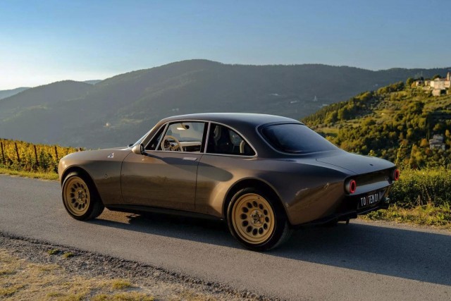 В Италии выпустили 600-сильный рестомод Alfa Romeo образца 1960-х годов — купе GT Super. Цена - полмиллиона евро