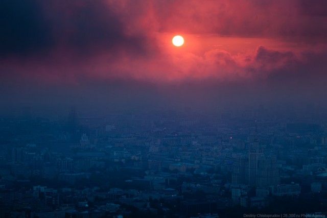 Необычный рассвет над Москвой