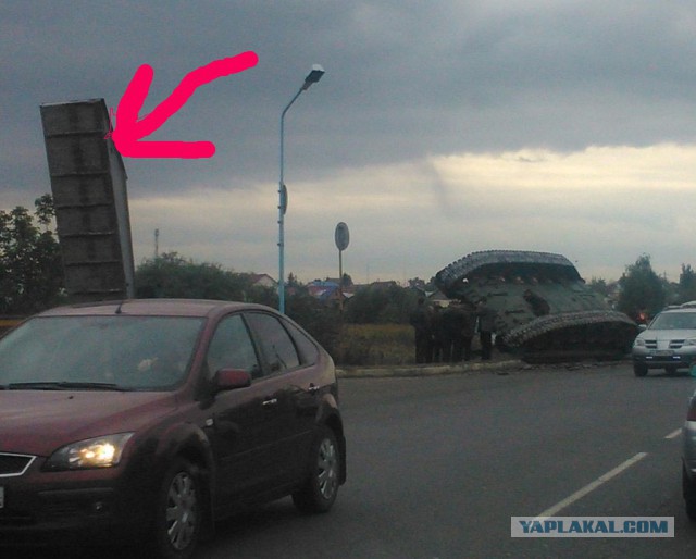 В Омске перевернулся танк.