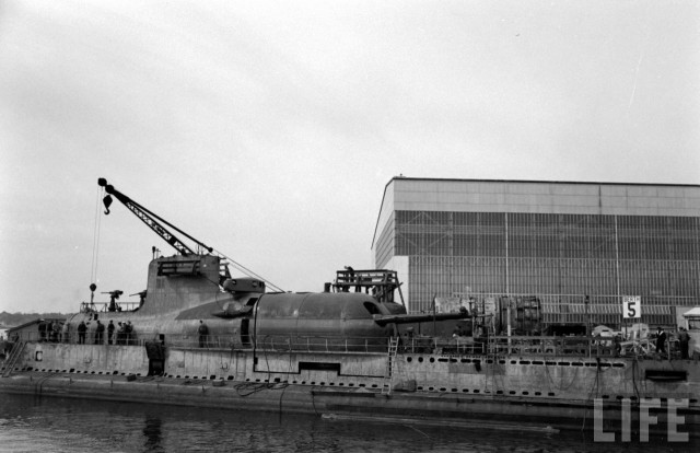 " Веселый Роджер" над субмариной