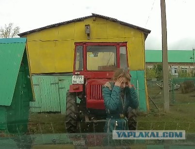 Перепутала педали и протаранила трактор