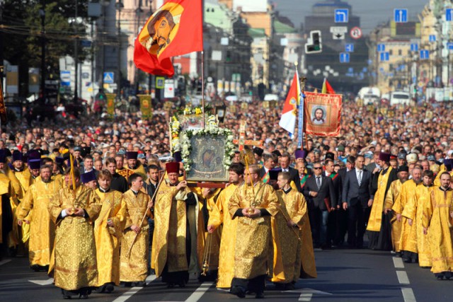 Встречают выходящих из вагонов в метро...