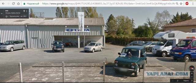 Низкая панель, короткое крыло: во Франции нашли брошенный салон Lada