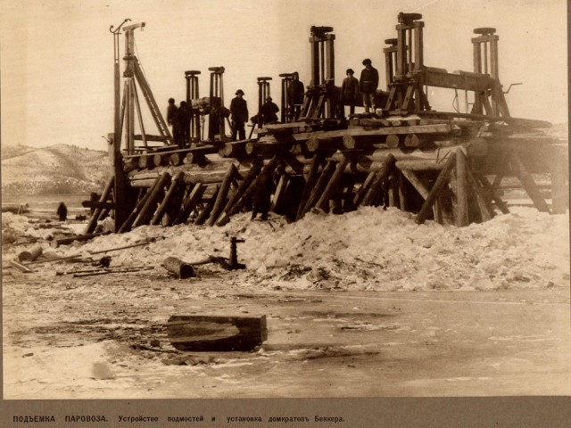 1911. Извлечение затонувшего паровоза на реке Зее