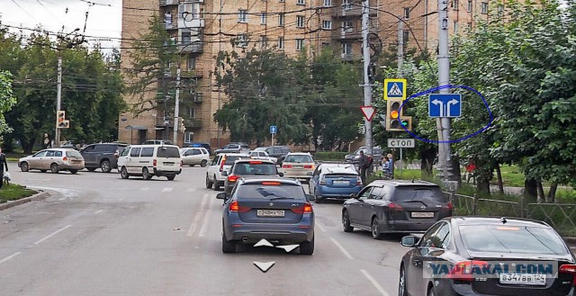 Кто имеет право проехать перекрёсток первым?