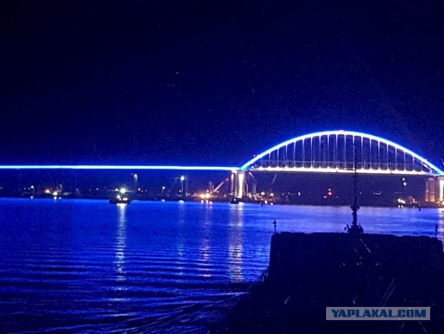Ночную иллюминацию включили на арках Крымского моста