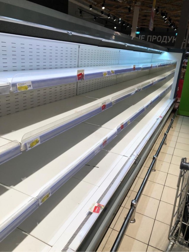 Путин призвал россиян не покупать продукты впрок
